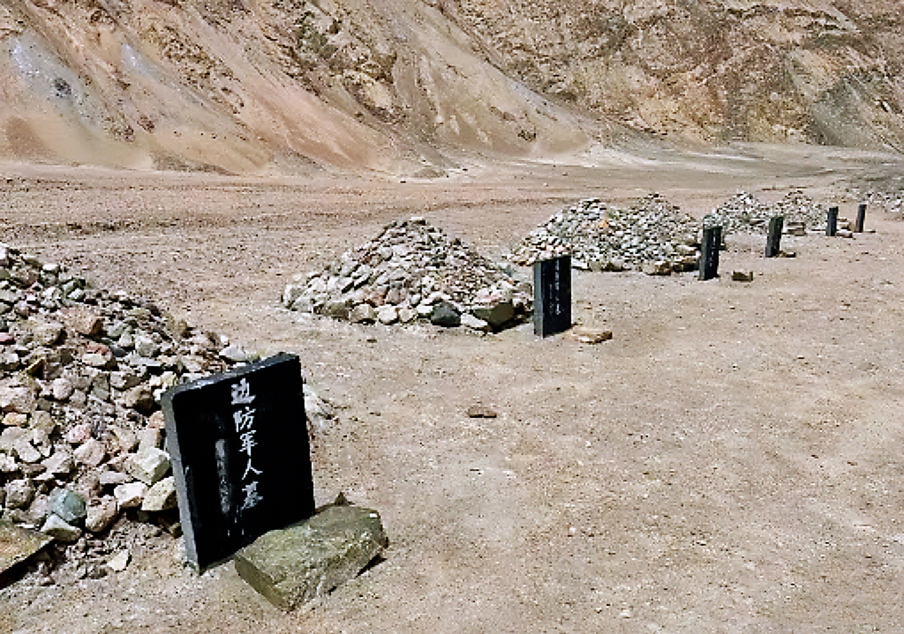 1950年,新疆赛图拉哨所驻守,一群解放军战士在此意外发现8名军人.