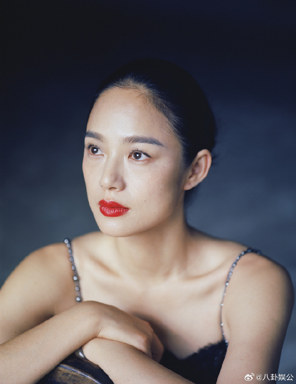 与左小青,沈傲君等气质美人齐名.虽曾被忽视,但她的独特之美愈显珍贵.