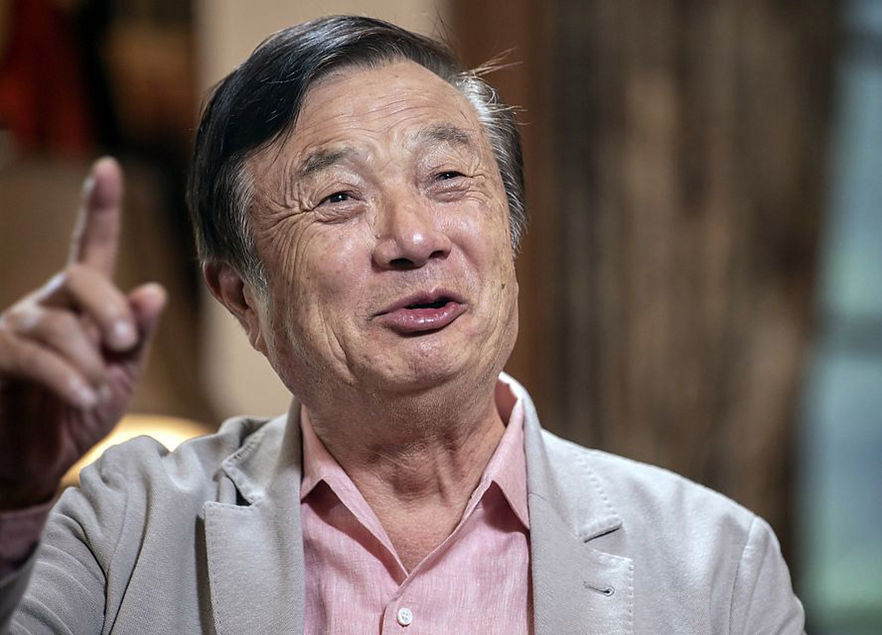 这张珍贵的照片拍摄于1955年,11岁的任正非和兄妹7人与母亲的合影.