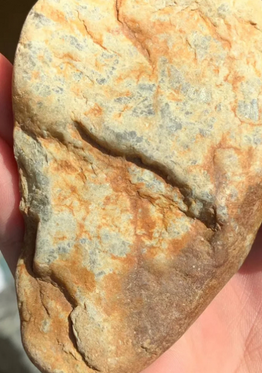 点击头像看直播##翡翠原石#全身大面积脱沙表现,糯冰黄,压灯整块赐父