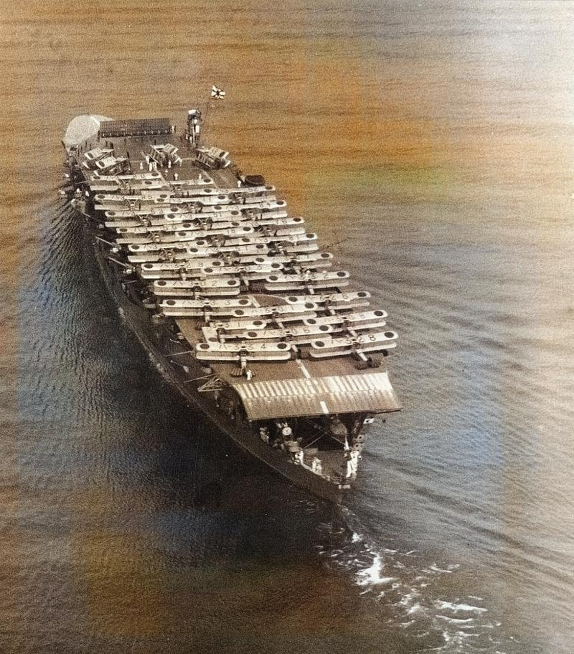 1934年10月,日本海军赤城号航空母舰,飞行甲板上有各种飞机,包括三菱