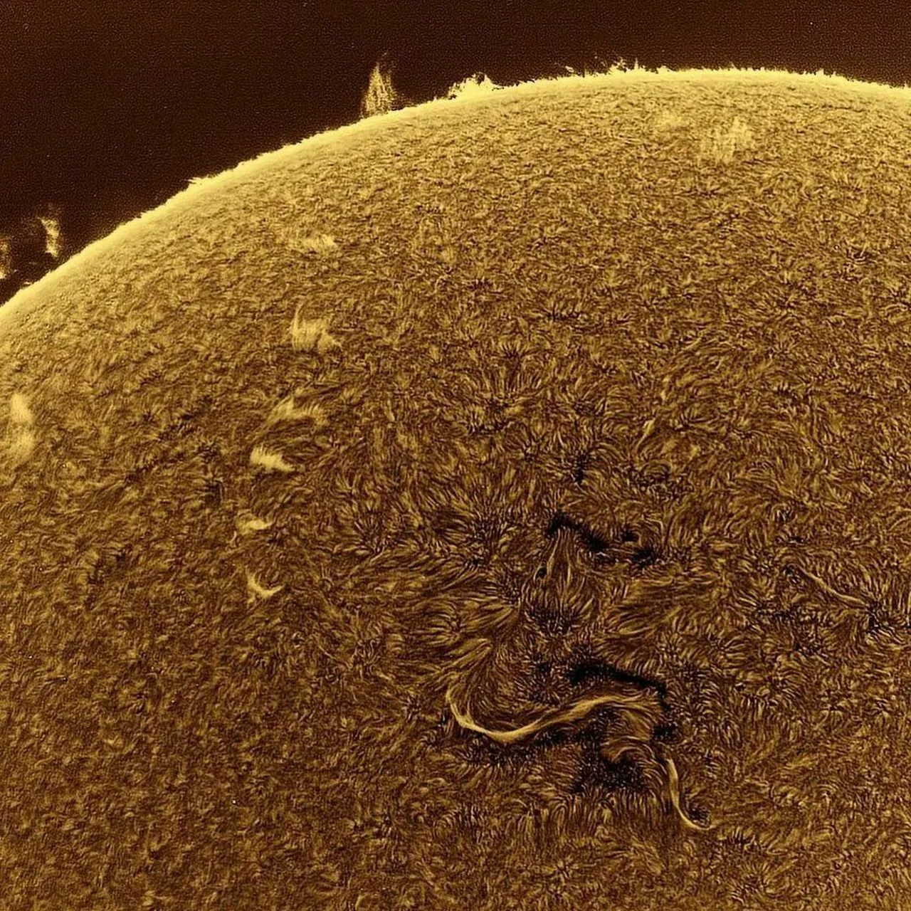 在目前已知的恒星中,16万光年外的恒星r136a1质量是最大的,相当于315