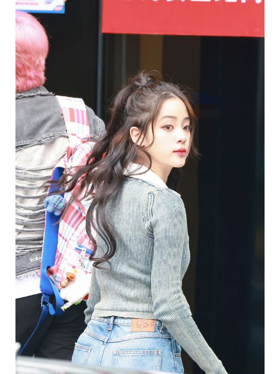 欧阳娜娜录制综艺穿搭 针织搭配牛仔裤,高马尾十分青春!