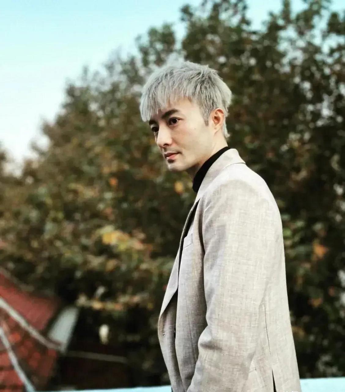 这个就是角头,那部电影中演白毛那个演员,你还认识他吗?