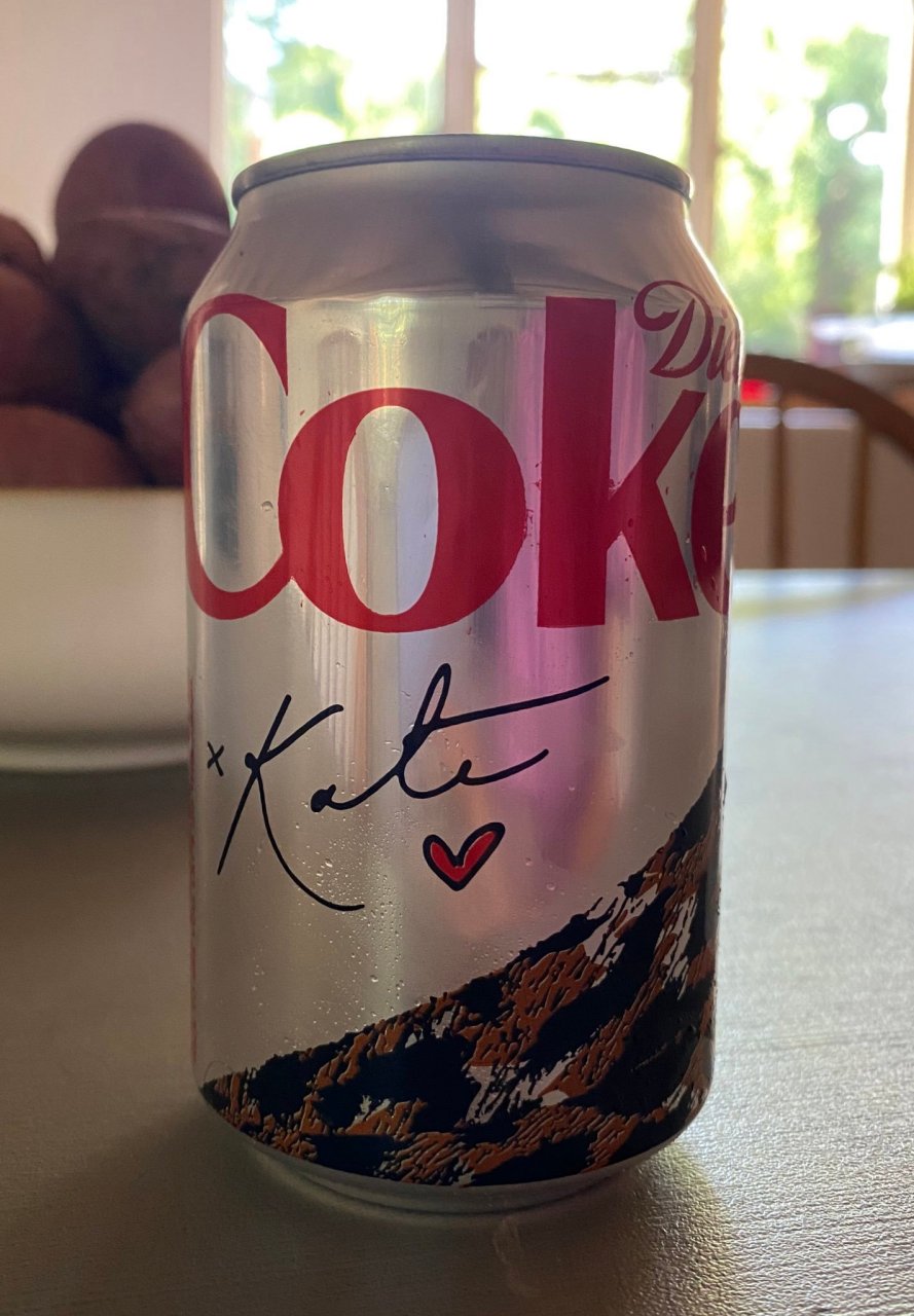 diet coke x kate moss 去年品牌四十周年和鸡毛合作,并担任创意总监
