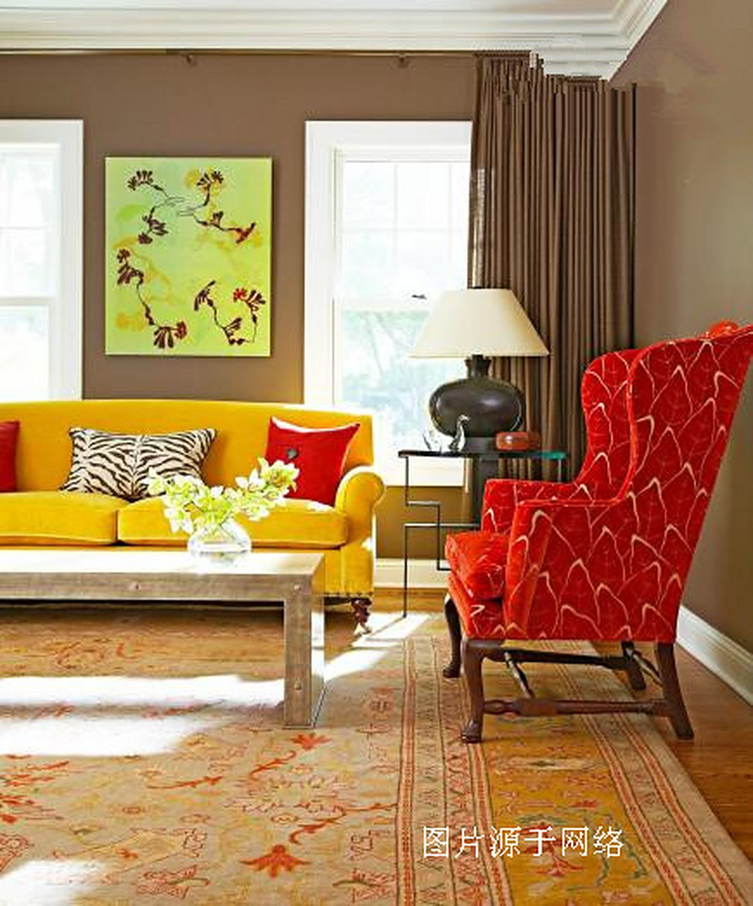红与黄的搭配显得热烈,激情,其鲜艳的外观给房间增添了无限的活力,而