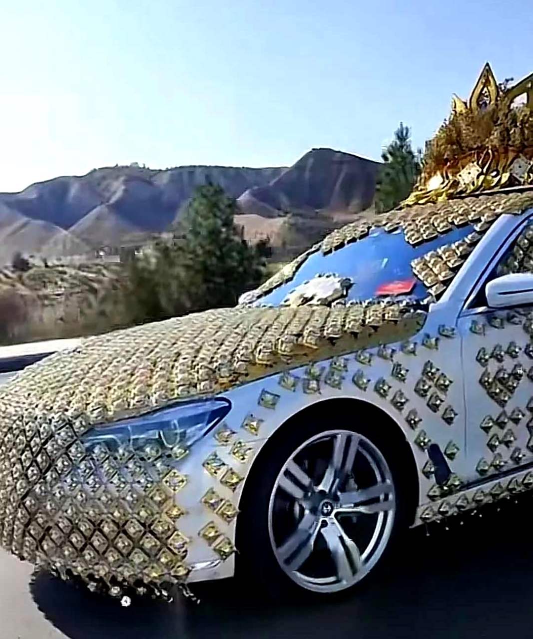 这辆车为什么镶嵌了那么多钻石?如果买一辆跑车会更加引人注目!