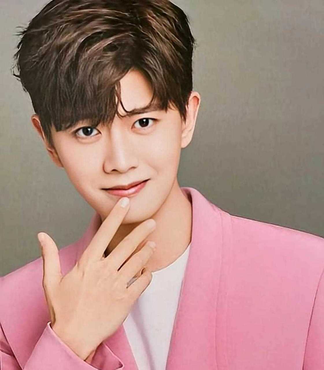 178cm任嘉伦出席活动,穿5cm增高鞋仍瘦小,听不懂英文太尴尬!