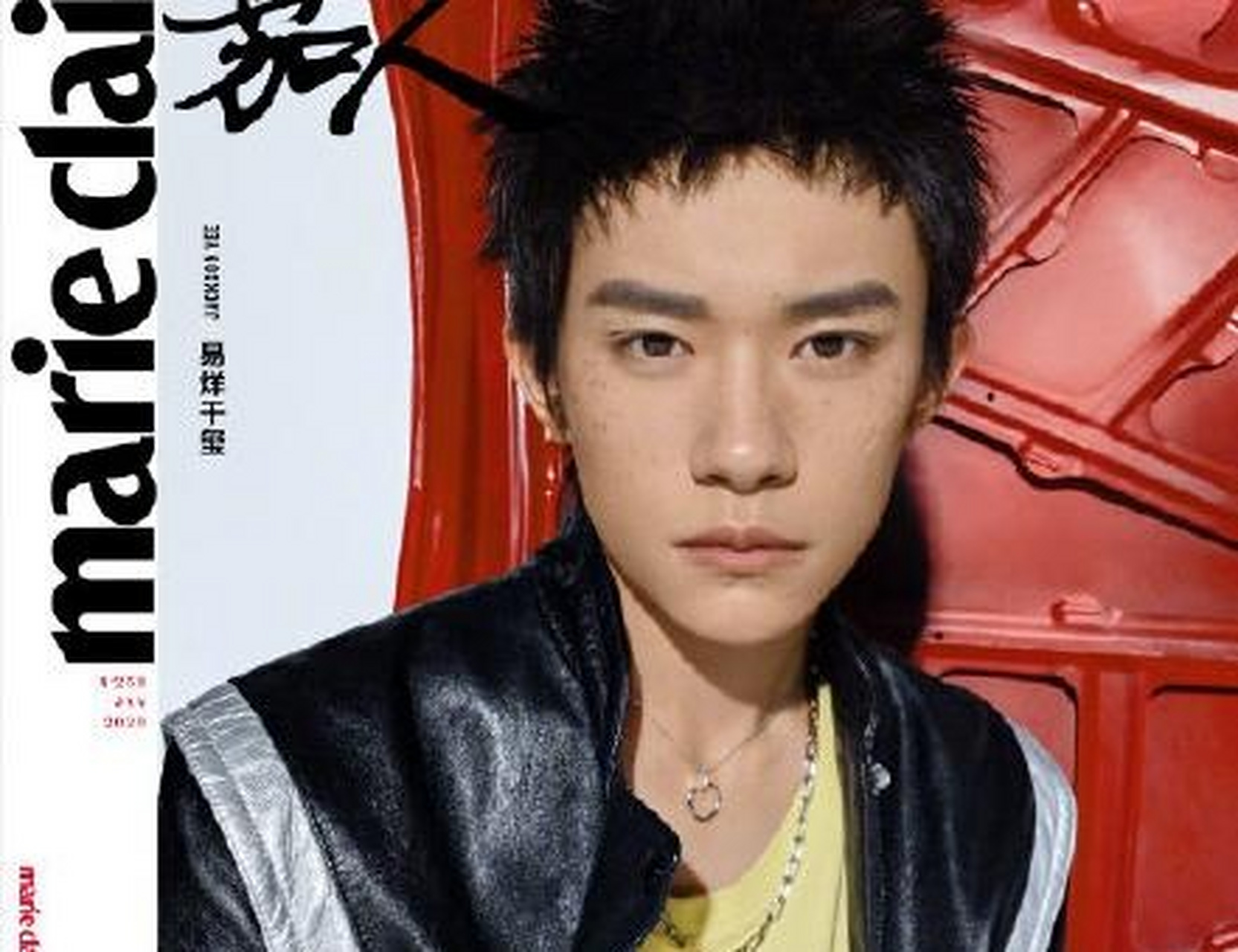 易烊千玺改变自己的造型,从以前帅气的发型改为光头造型,显得与众不同