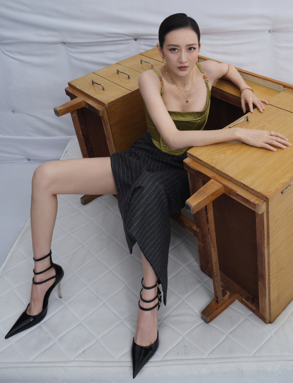 王鸥为新剧《破产主妇》拍摄的宣传照 不是已经怀孕了吗?