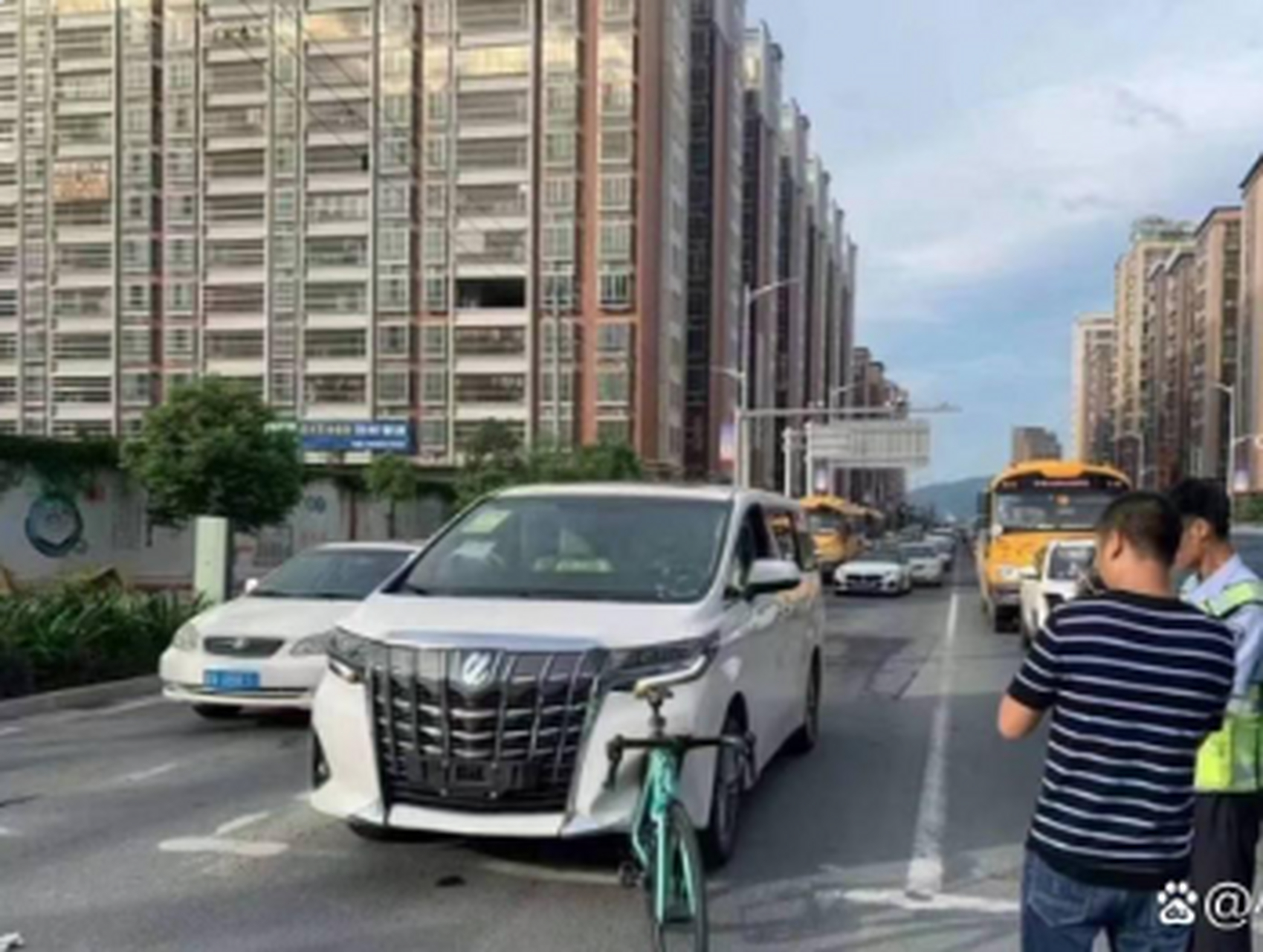 你们说,共享单车和汽车撞了,谁负责