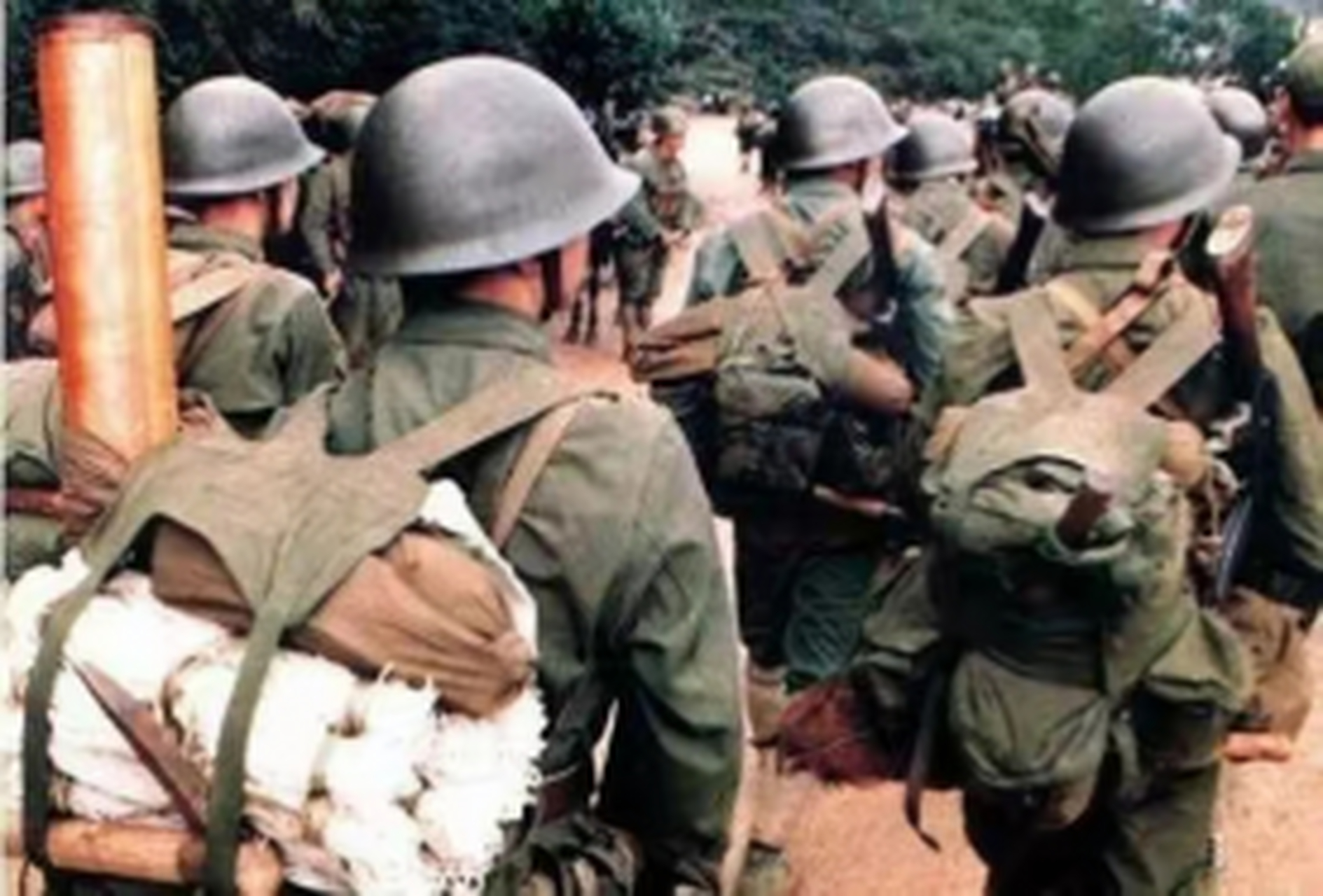 1979年,黄招强掩护伤员撤退时,发现部队里多了几张陌生的面孔,于是拿