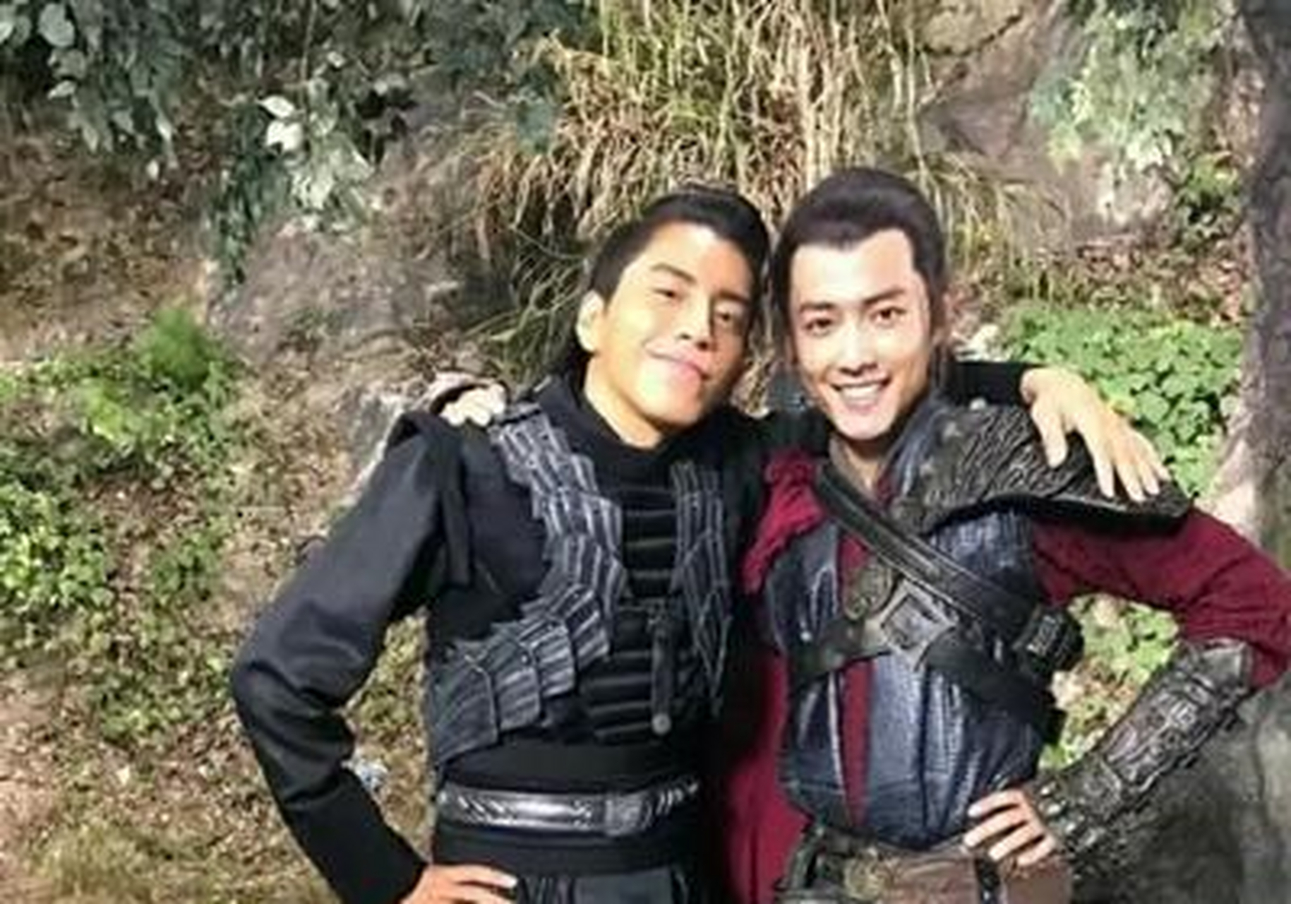 肖战和王大陆两位好兄弟拍戏之余欢快合影,两人时而搭肩搂背,时而紧紧