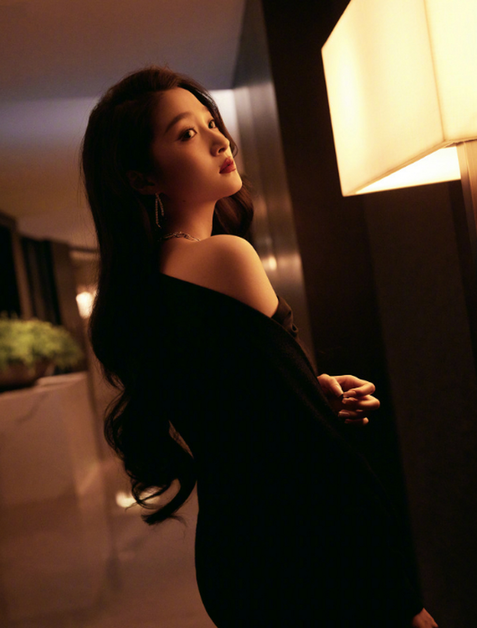 最近,中国青年演员关晓彤以一身华丽的黑色晚礼服亮相活动现场,瞬间