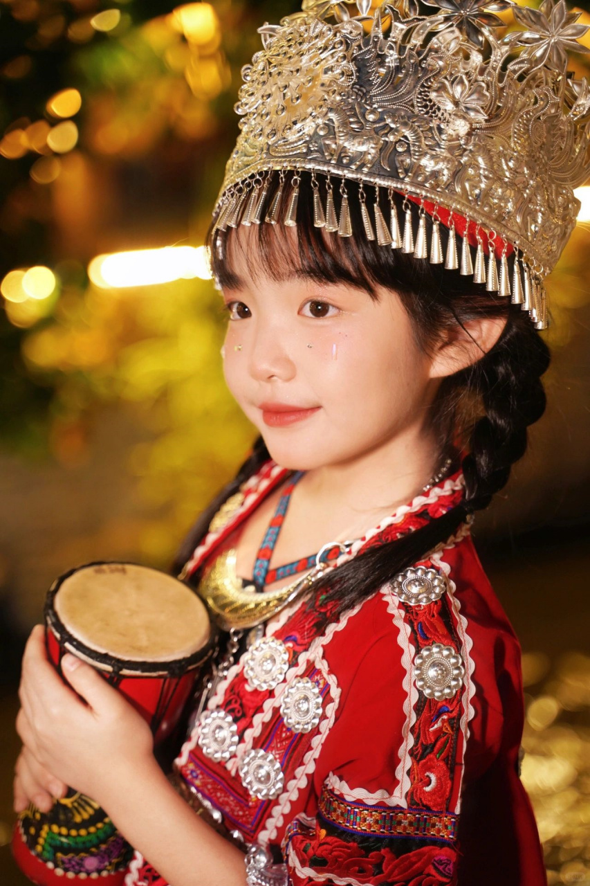 苗族小姑娘灵动又可爱029969♀15  - 	 红色的苗族服饰小朋友