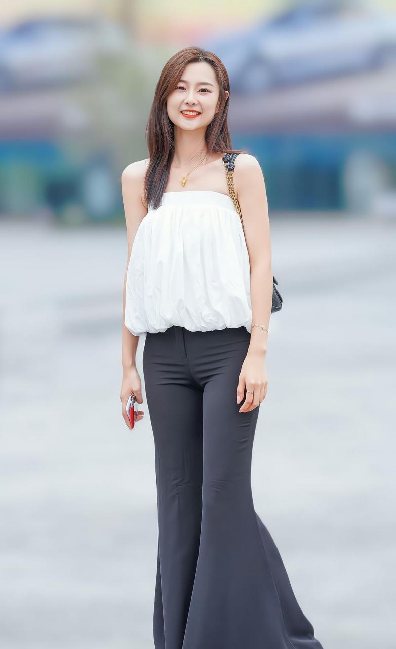 身材好,笑容可爱的女生