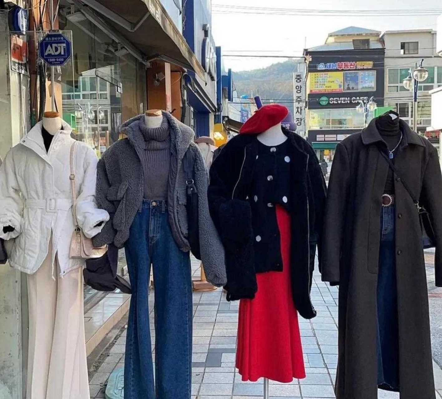 韩国街头服装店日常搭配.[大笑] 对色彩,会很吸睛哦.[照相机]