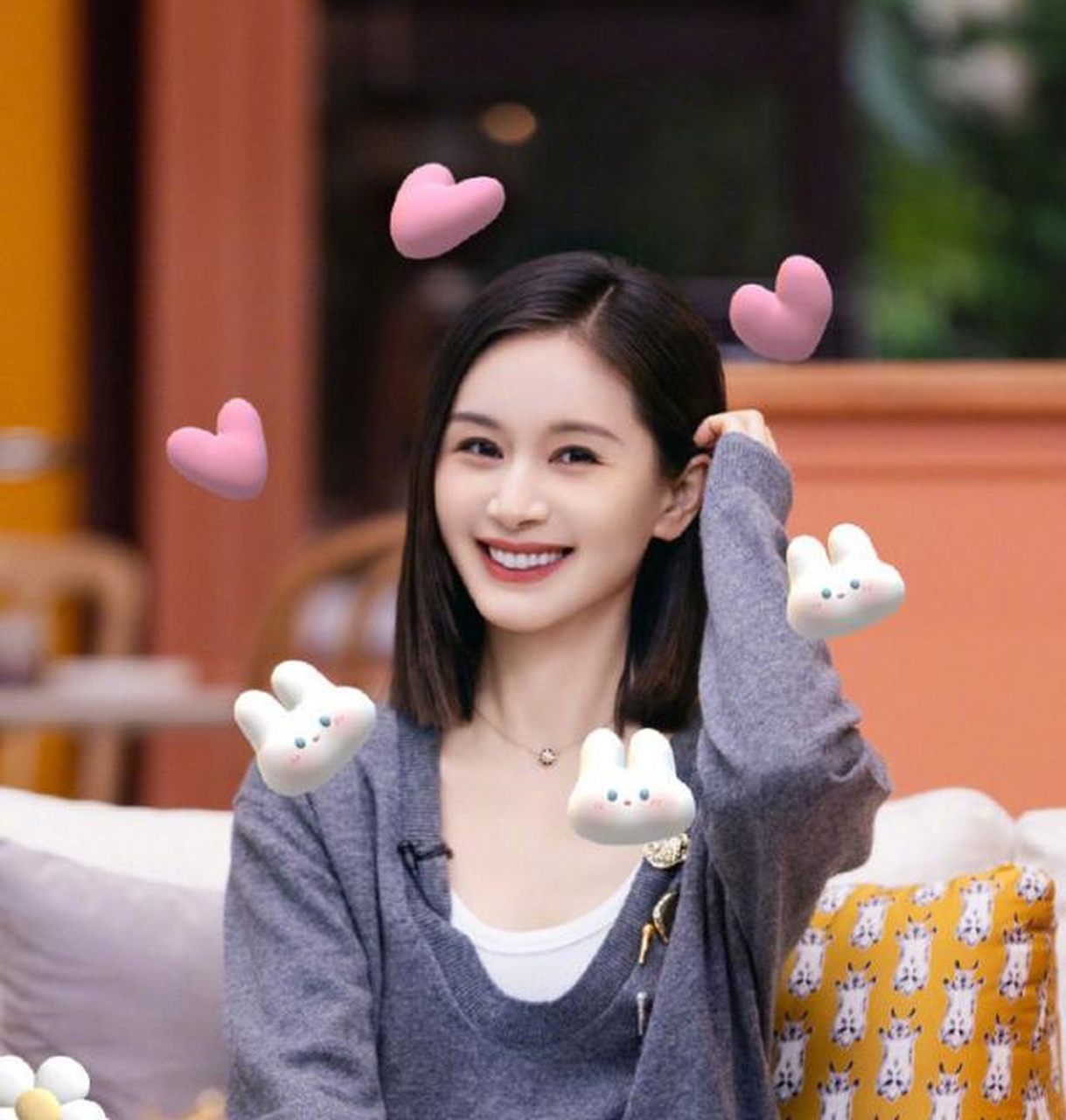 王子文头扎丸子头,身穿藏蓝羽绒服内搭白色连帽卫衣,一身纯色冬日穿搭