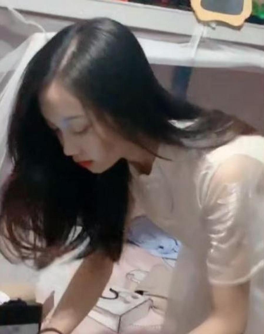 网友:女朋友来工地宿舍看我,我要不要留她在宿舍过夜?