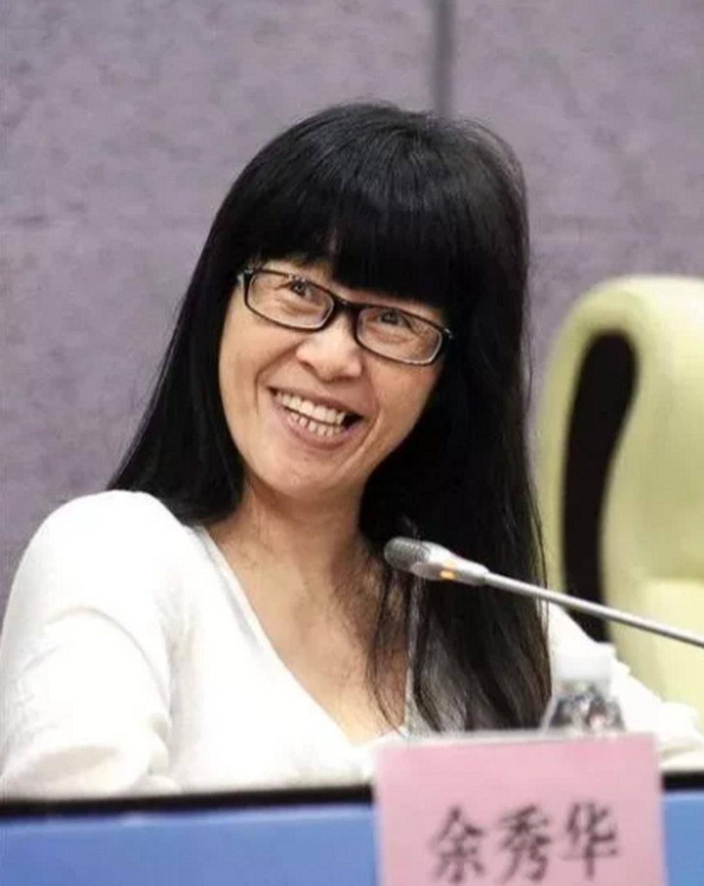 董卿曾在节目里问过余秀华,为什么写这么多爱情诗?