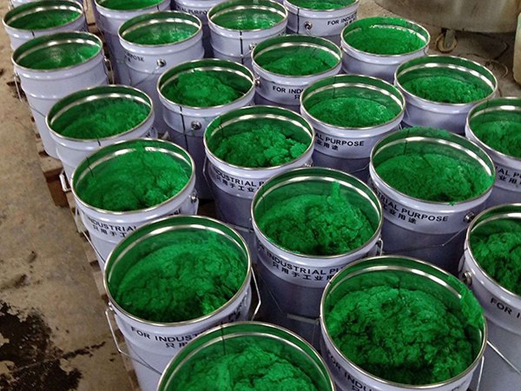 玻璃鳞片胶泥防腐涂料适用范围广泛,主要包括以下领域:  1.