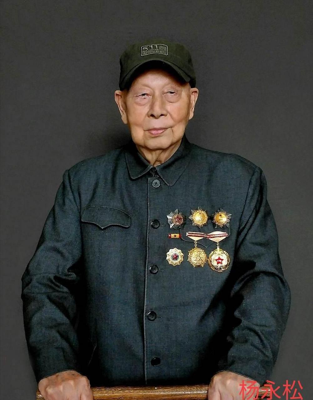 开国少将邹衍 江西兴国县人,出生于1915年.