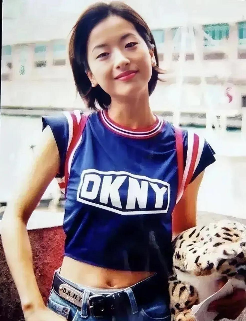 歌王陈奕迅的老婆徐濠萦,年轻时的她长得神似吴倩莲.