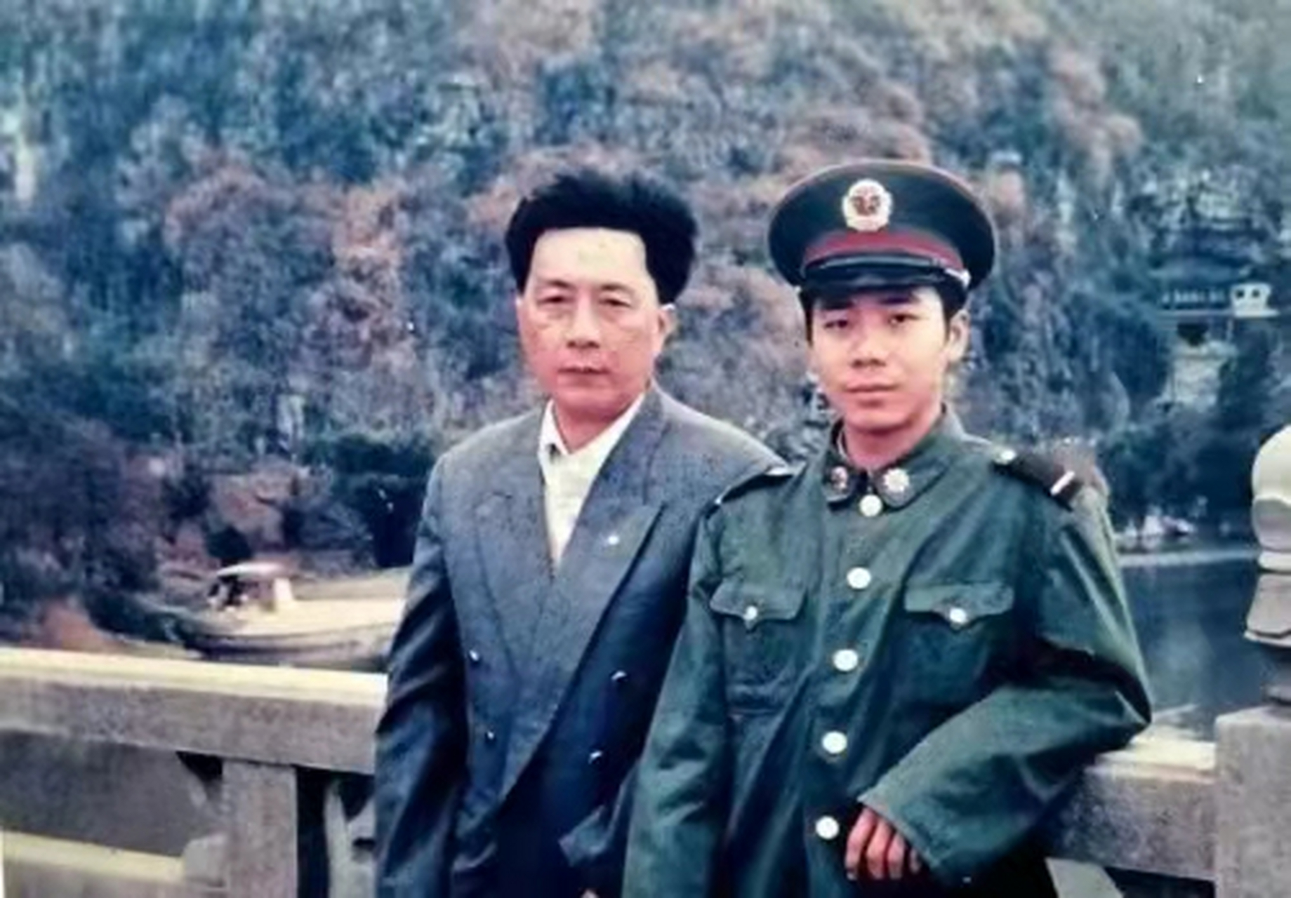 抗洪英雄李向群牺牲后,他的父亲李德清来到儿子曾经奋战的地方,向组织