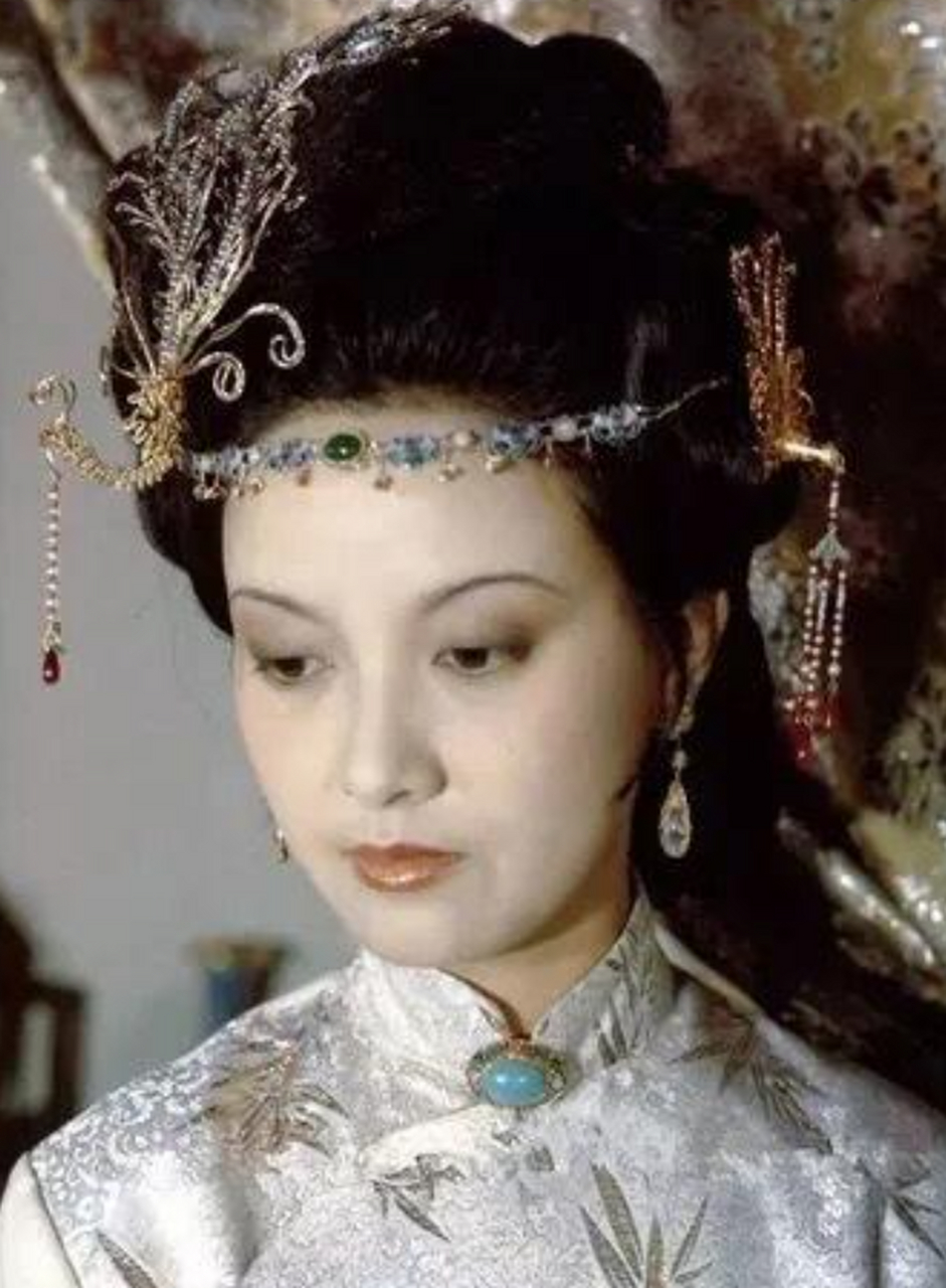 邓婕年轻的时候非常漂亮,演技也是一流的,深受观众喜爱.