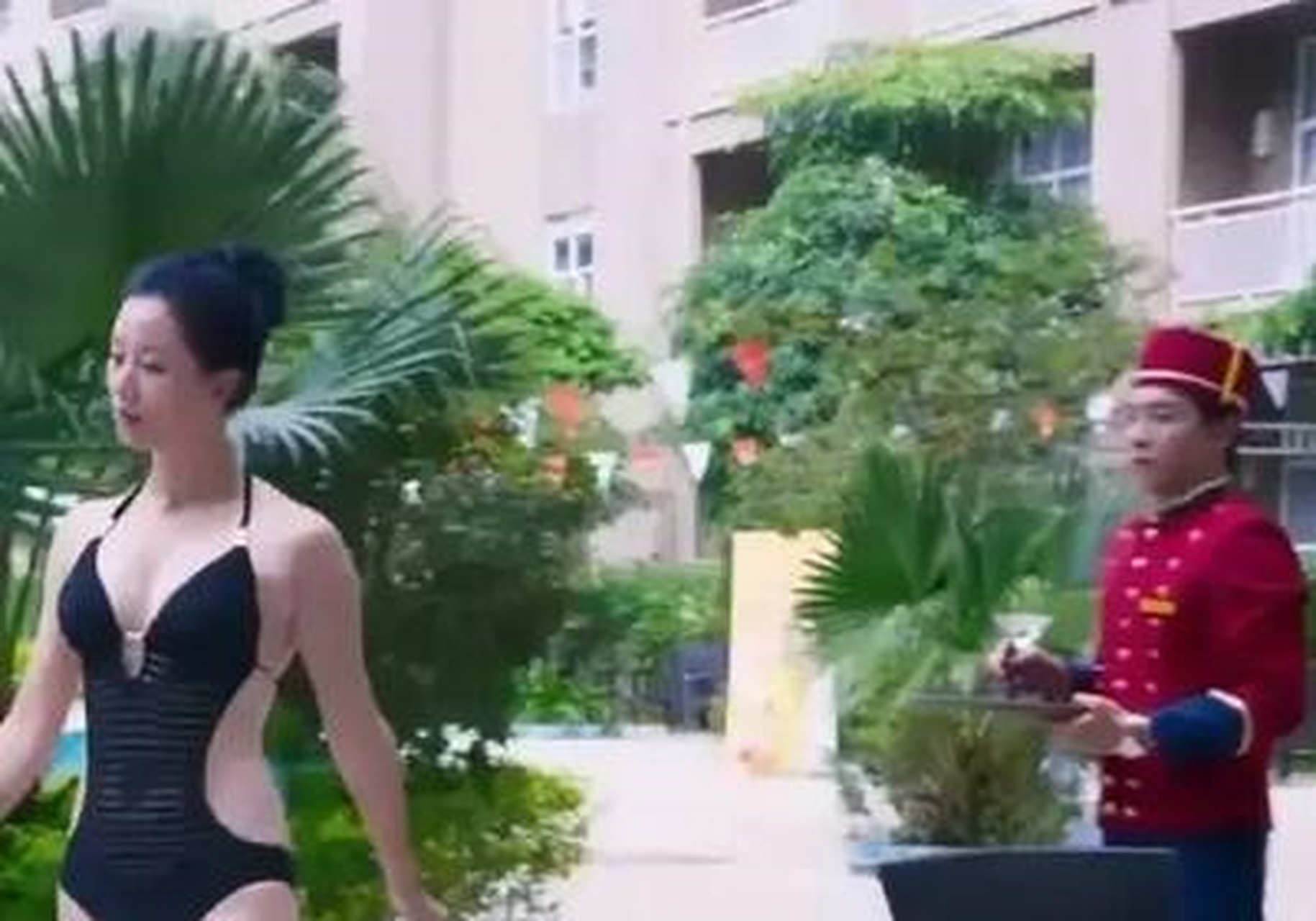 78年出生的女星倪虹洁,曾罕见以一袭深v泳衣在影片中大秀身材,魅力