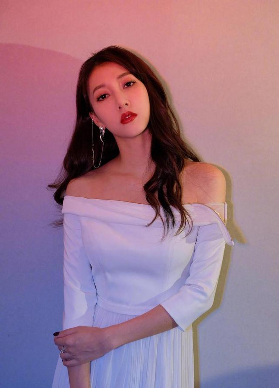 弦子,高贵优雅的美女歌手,轻熟妩媚的气质,太撩人啦