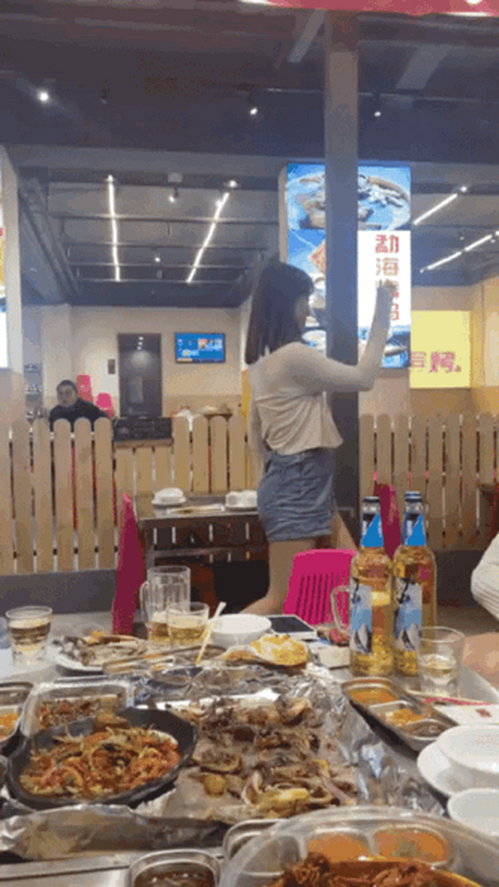 吃着烧烤看着美女[三哈]