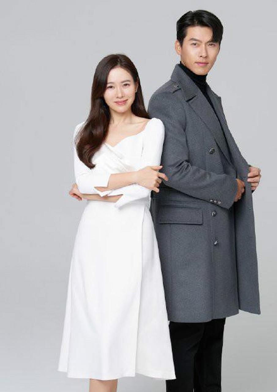 孙艺珍玄彬情人节同框,孙仙白裙优雅知性,玄彬新发型更man