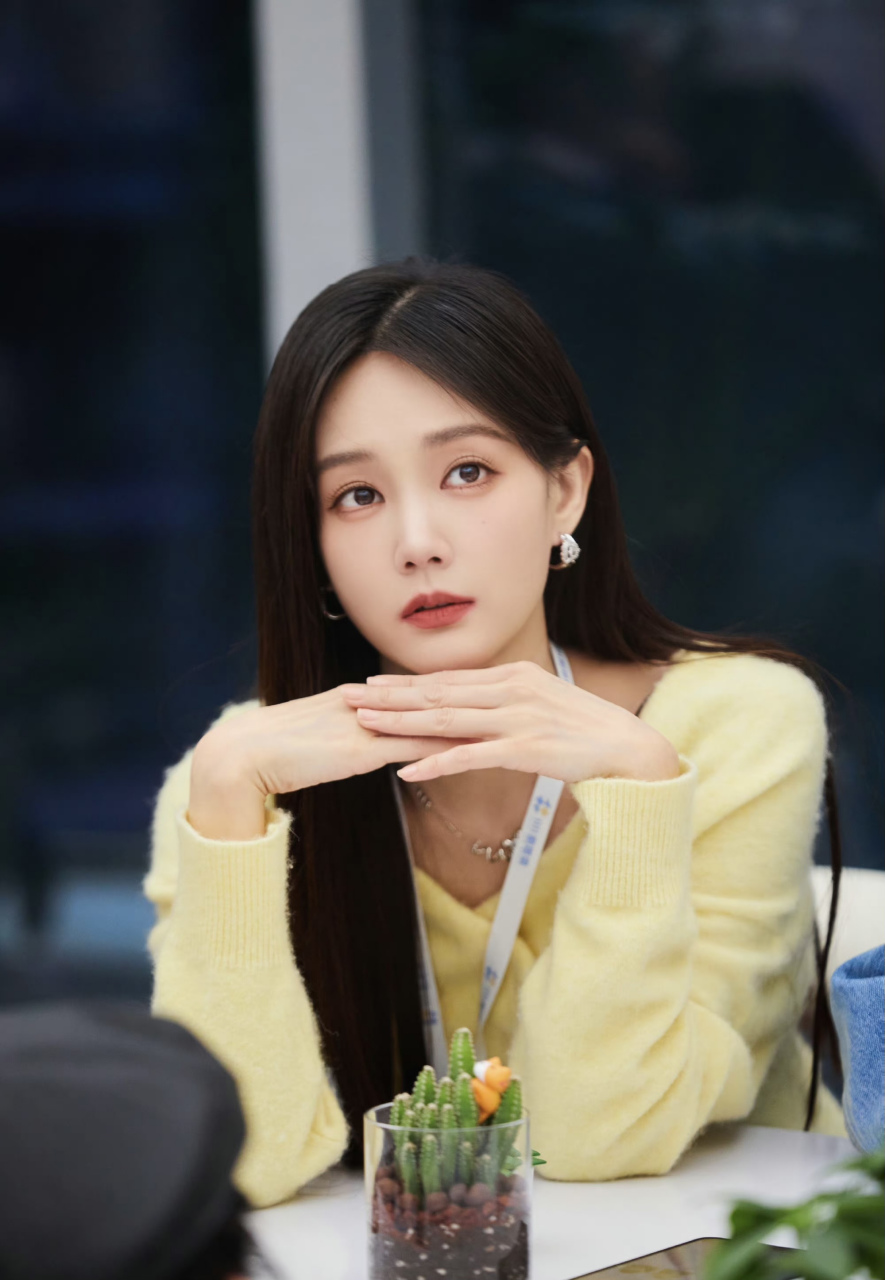 李一桐造型大片# 李一桐参加《女子推理社》现场照片,淡黄色毛衣系妹