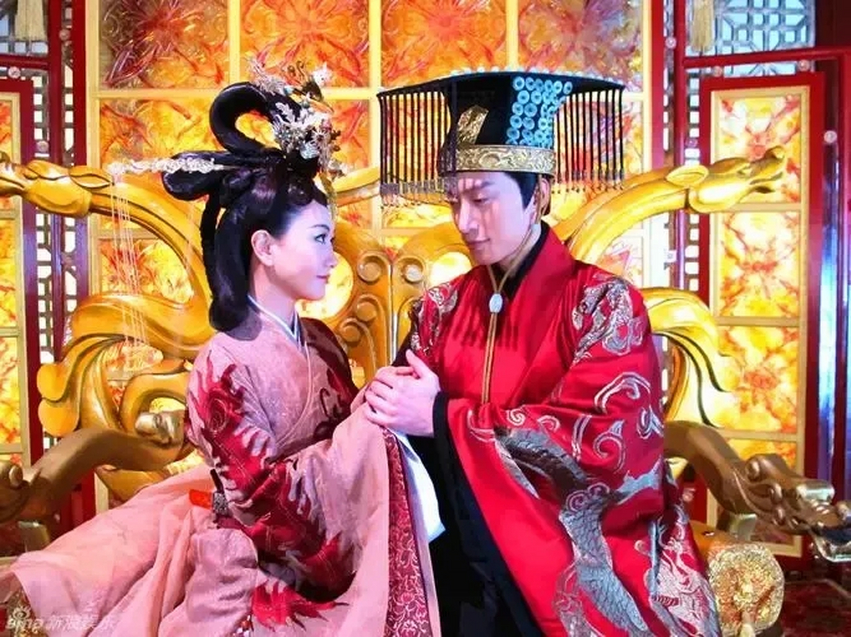 公元1075年,耶律洪基对萧皇后一顿毒打后赏白绫赐死,而后还感到不解气