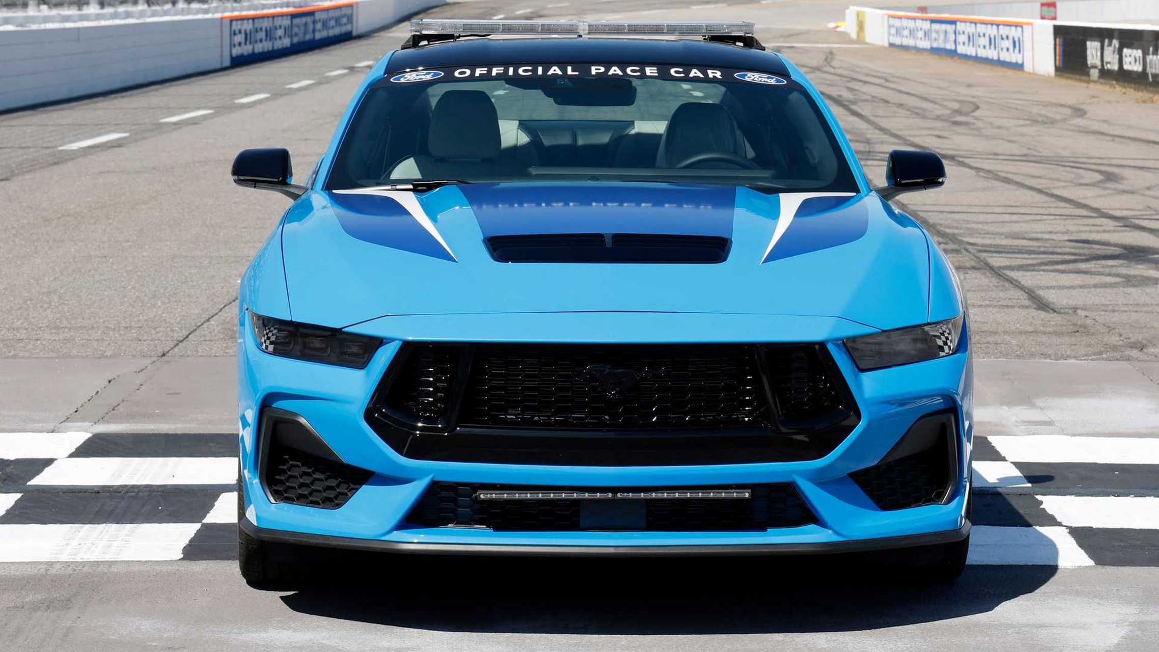 2024款福特野马gt纳斯卡赛车在马丁斯维尔赛道首次亮相,野马gt赛车