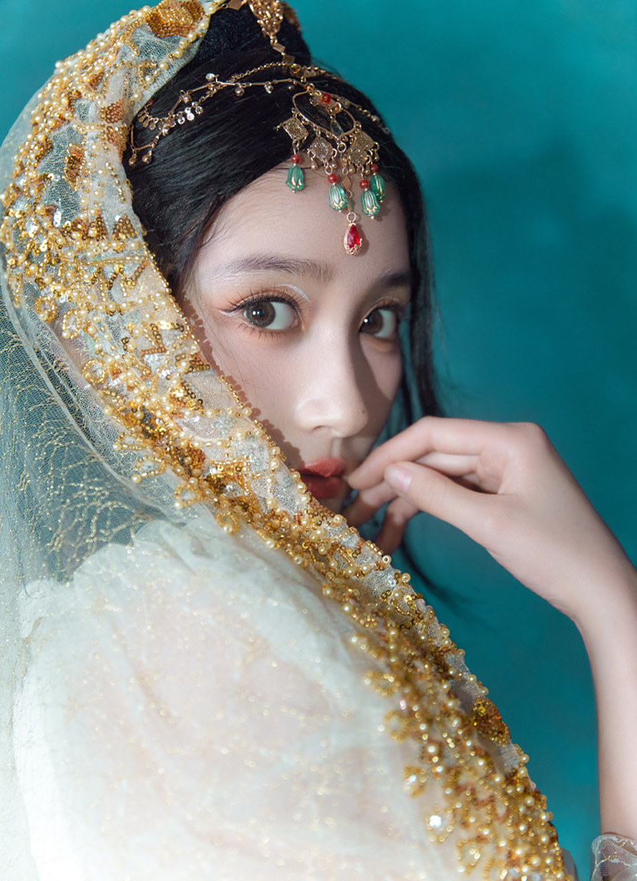 关晓彤西域公主妆# ,哇哇哇宝贝异域风情啊,真地是公主了,快演古装吧