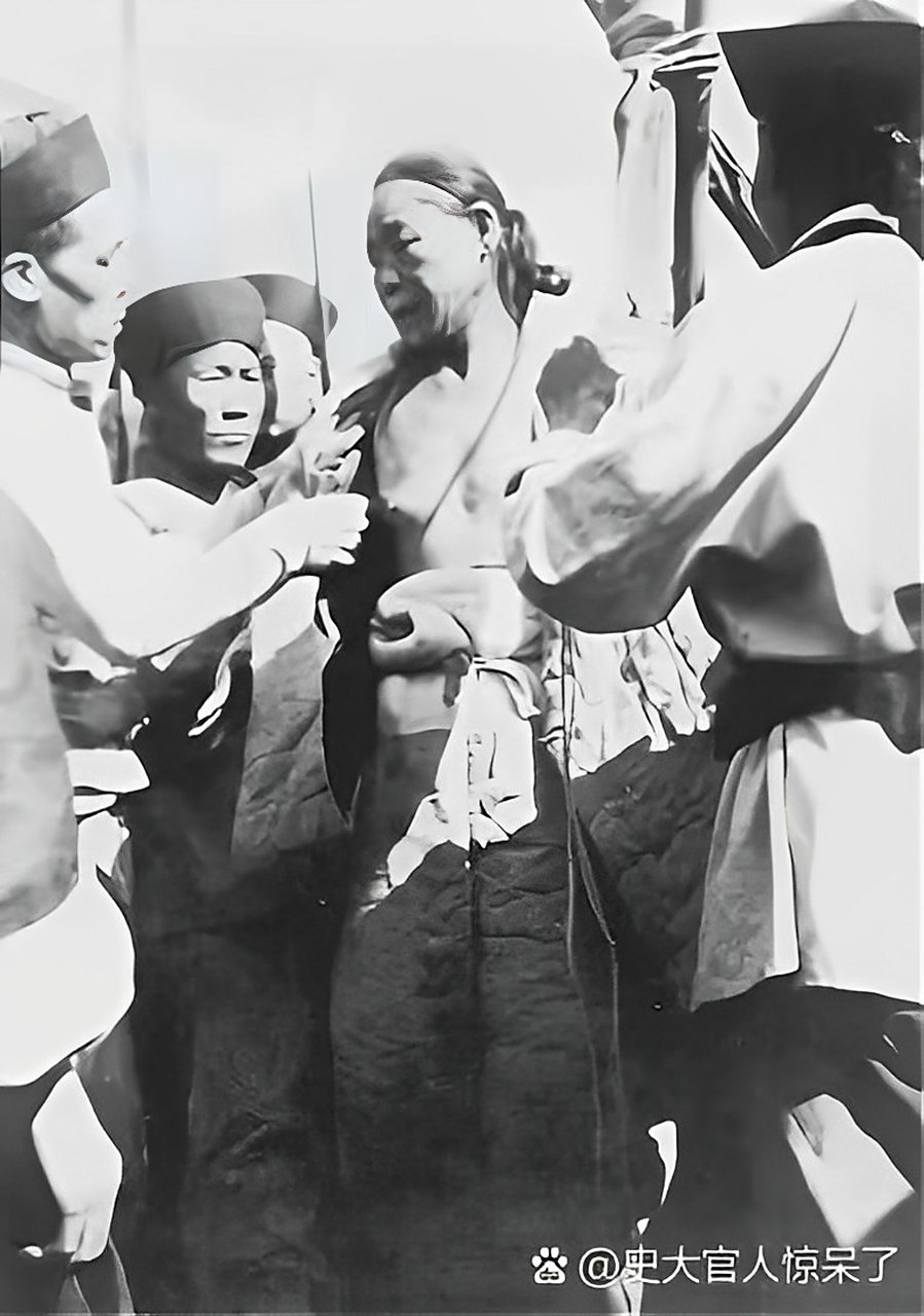 清朝末年,某地刑场.一个死刑犯人跪在地上,被五花大绑地等待着行刑.