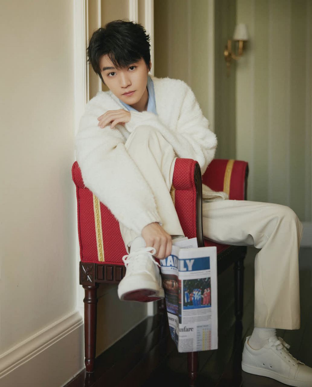 王俊凯身穿开衫毛衣,蓝色衬衫,白色袜子和白色鞋子.