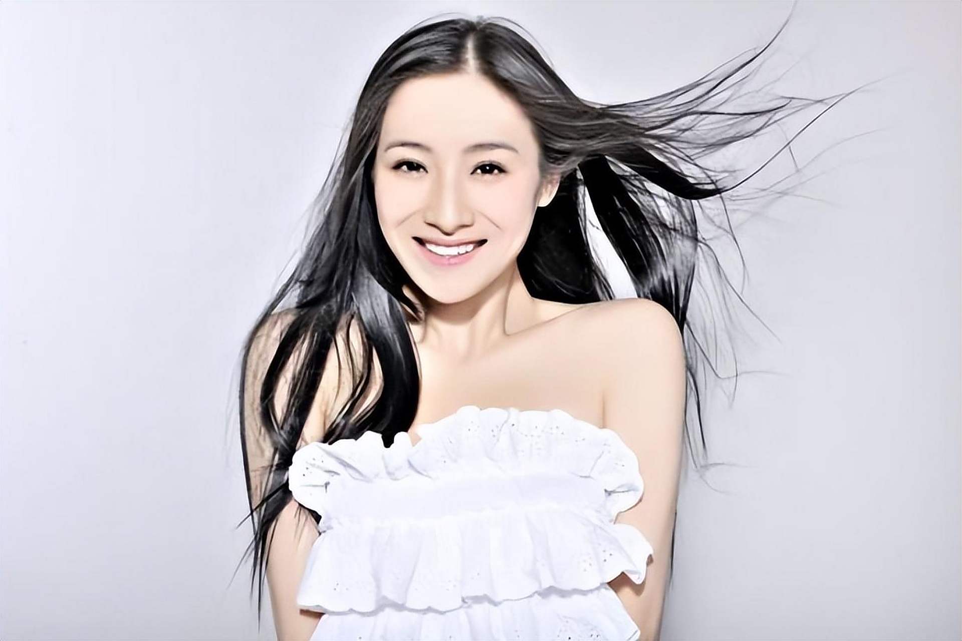 从张艺谋举报事件到何珺走上新的道路的十年回顾 在娱乐圈中,为了名利