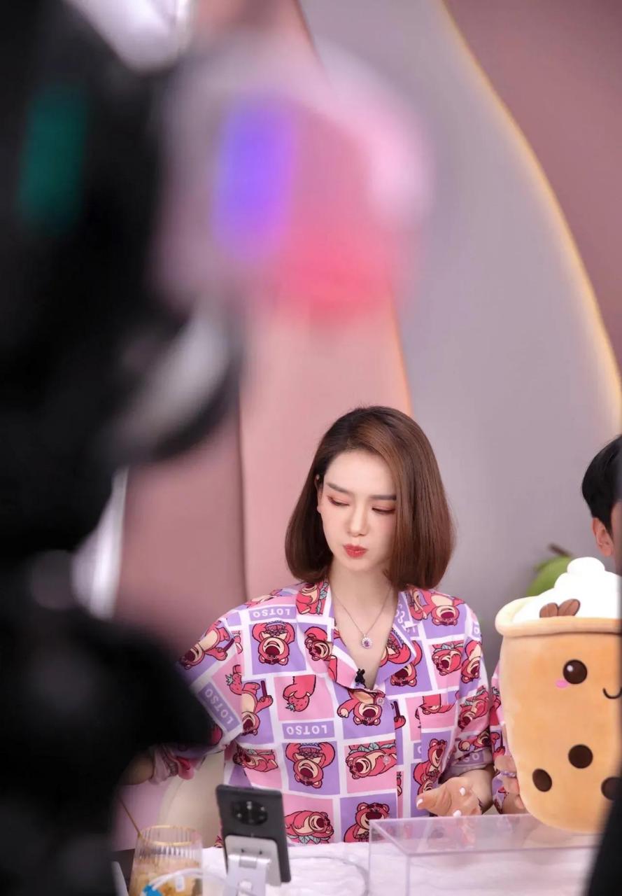 gif创作人# 戚薇和她老公李承铉穿情侣装直播带货,戚薇一改往日的