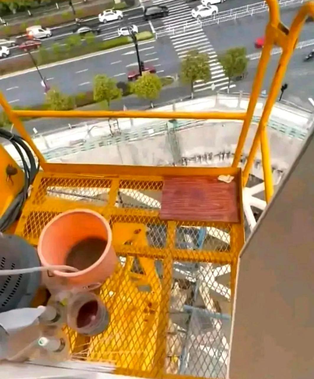 尽管开塔吊薪水丰厚,但生活全部在高空中度过,难以谈恋爱啊!