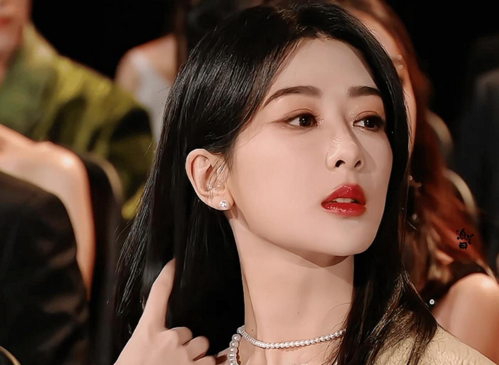 腾讯视频星光大赏杨紫的内场造型,妆容和状态都很哇塞唉,特写镜头被