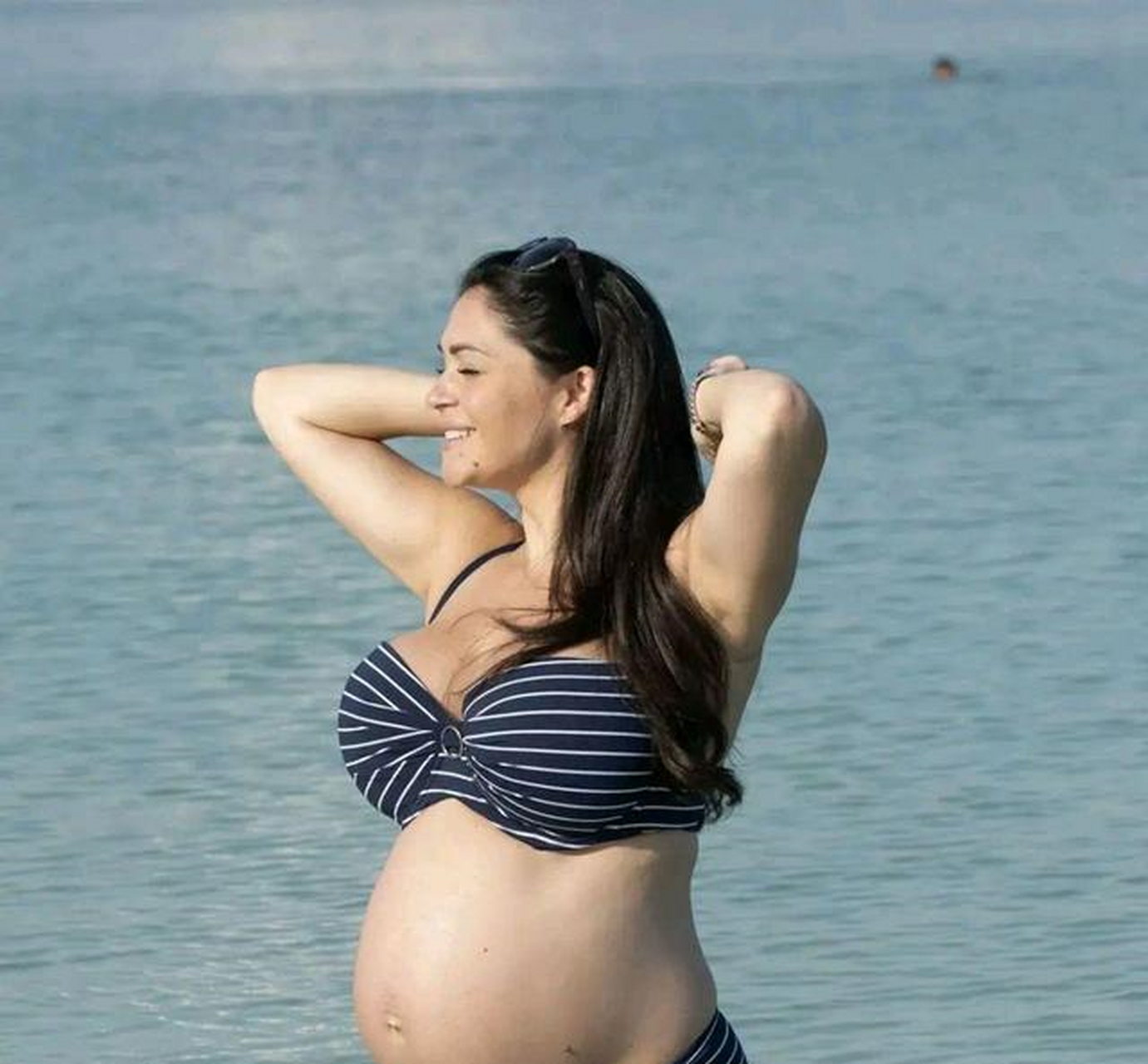 孕妇身穿比基尼泳装尽显妩媚动人