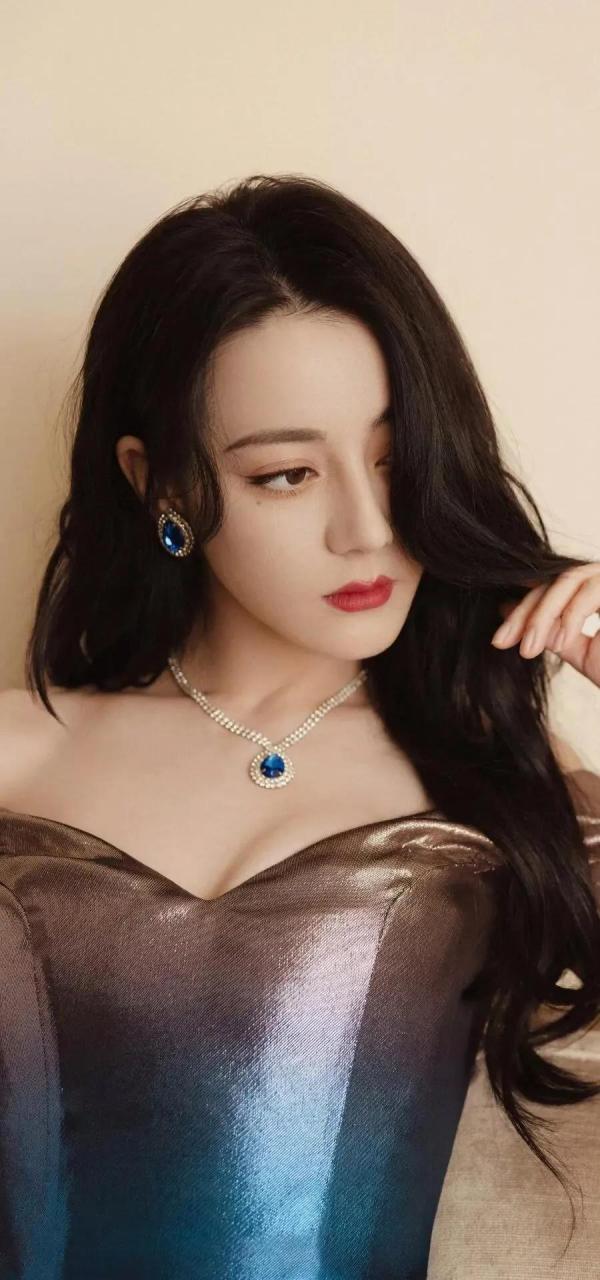 女神级大美女迪丽热巴迪丽热巴真性感,迷人身姿,俊俏脸蛋,不知醉了