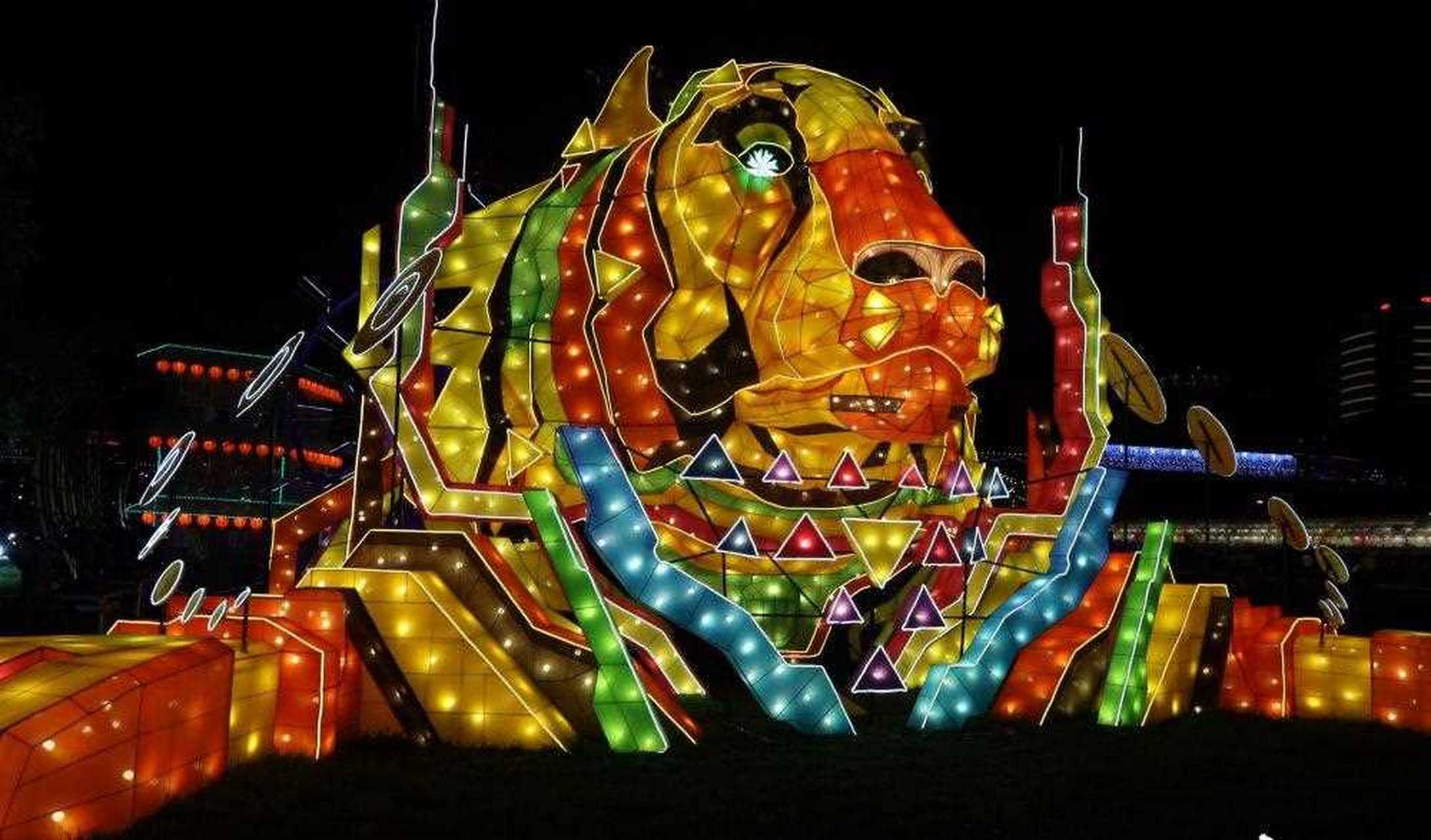 22新北灯会卧虎藏龙闪漾大都会公园,长达1米可穿梭主灯「卧虎藏龙」