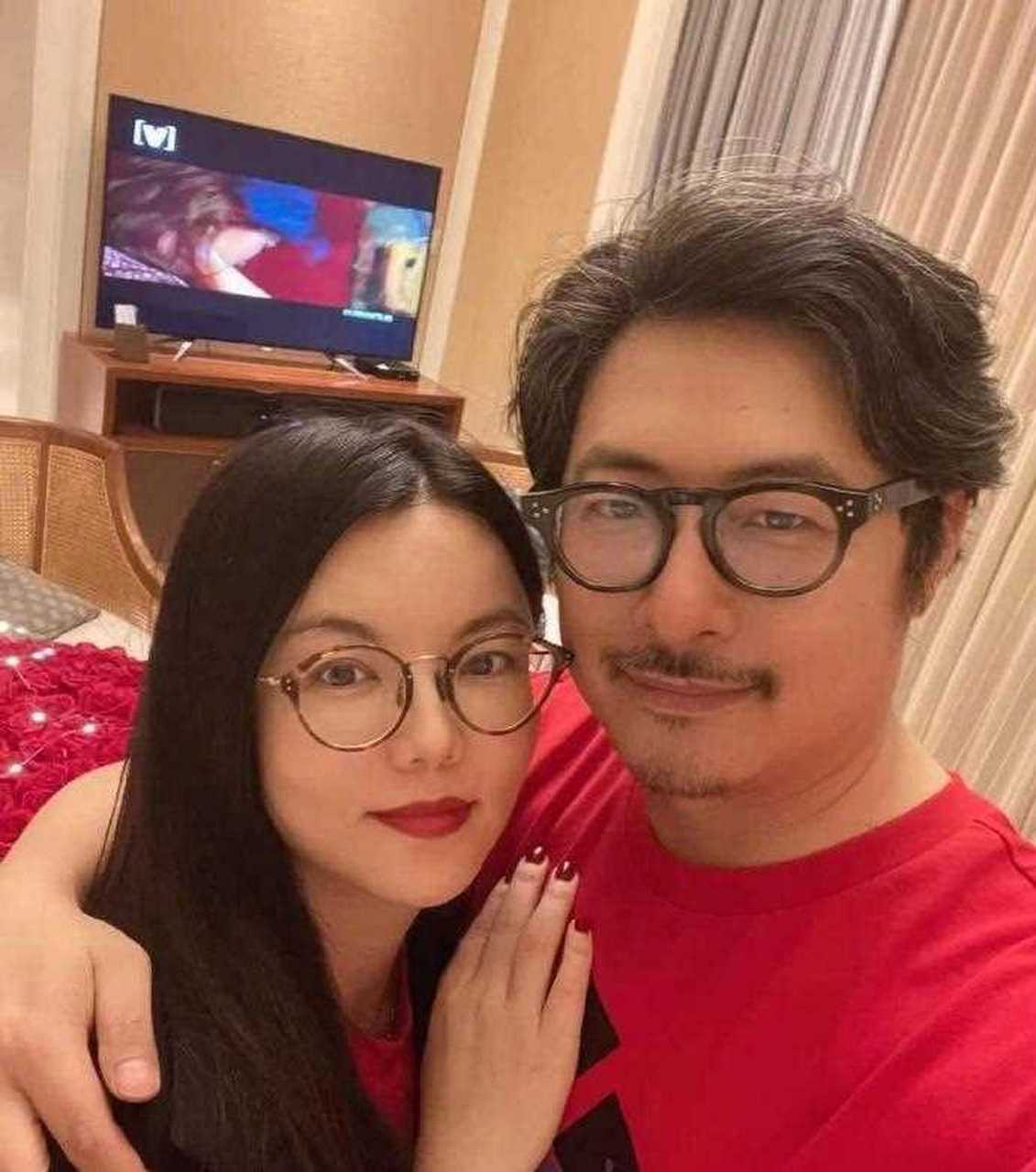 王岳伦夫妇庆祝结婚纪念日,妻子李湘穿红裙手拿红色玫瑰花,人与花儿一