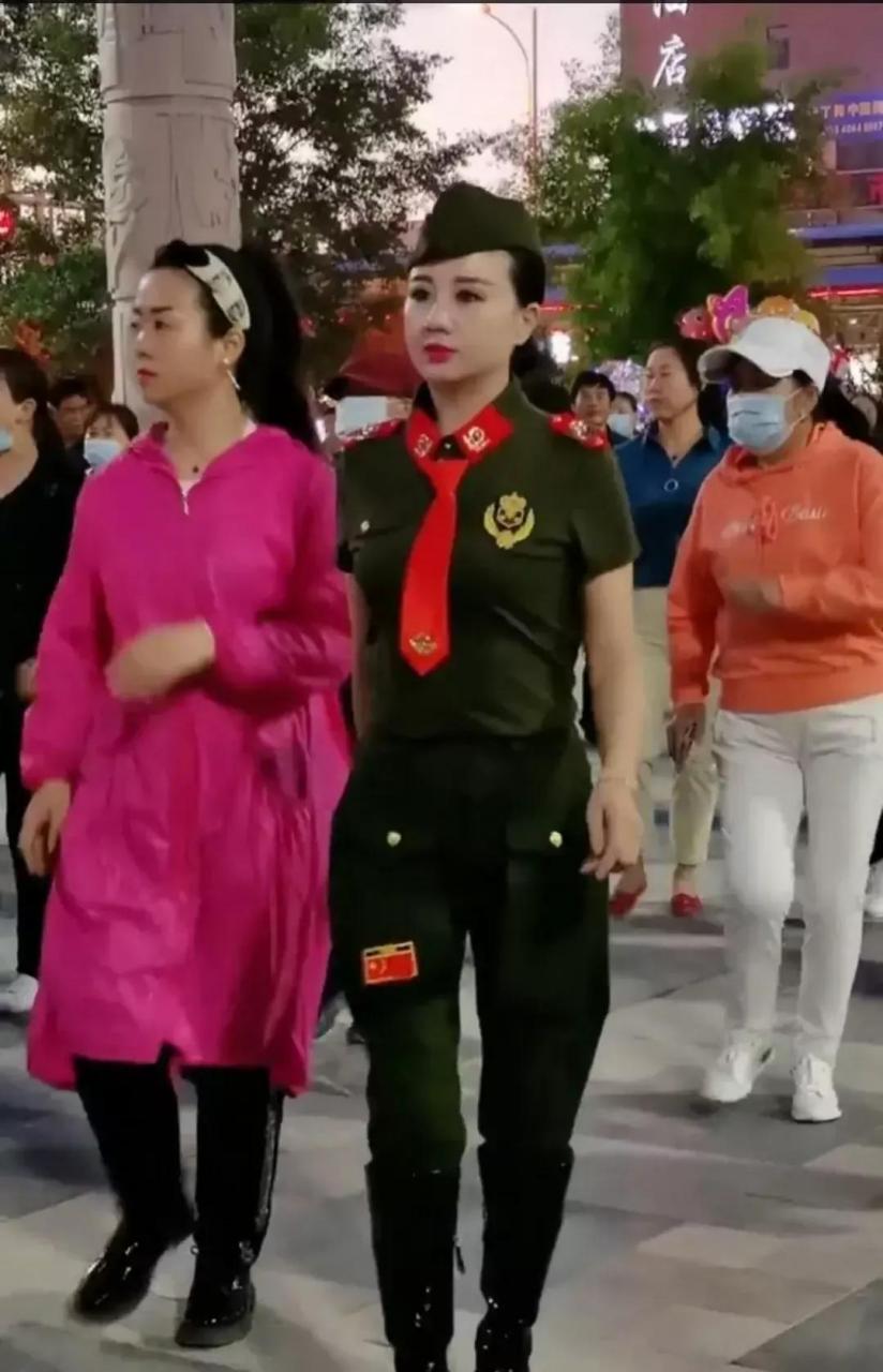 陕西广场舞网红郑燕,据说50多岁了,儿子都十几岁了,居然穿成这样,跟