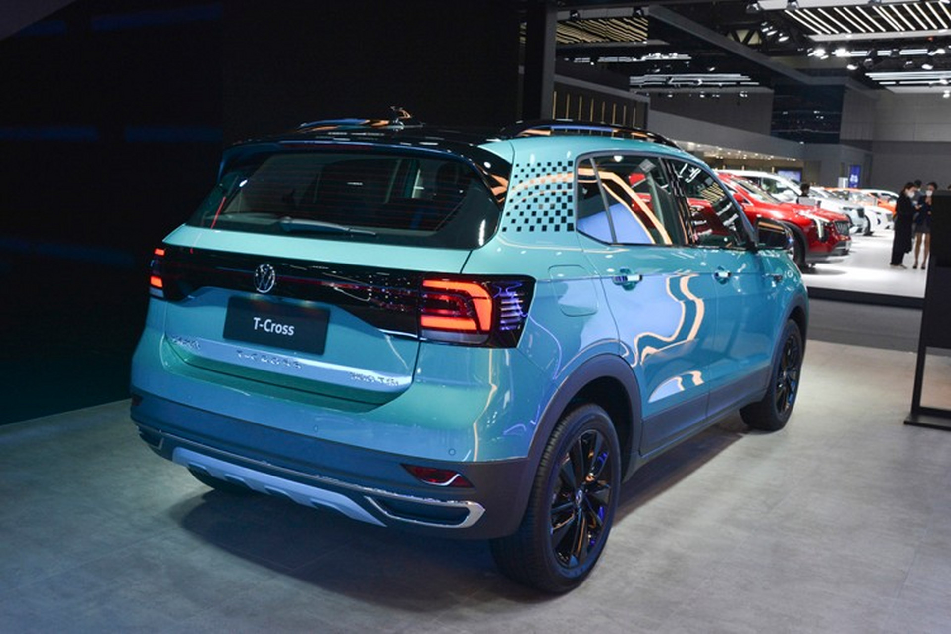 日前,上汽大众途铠300tsi车型正式上市,新车依旧是小型suv的定位,内外