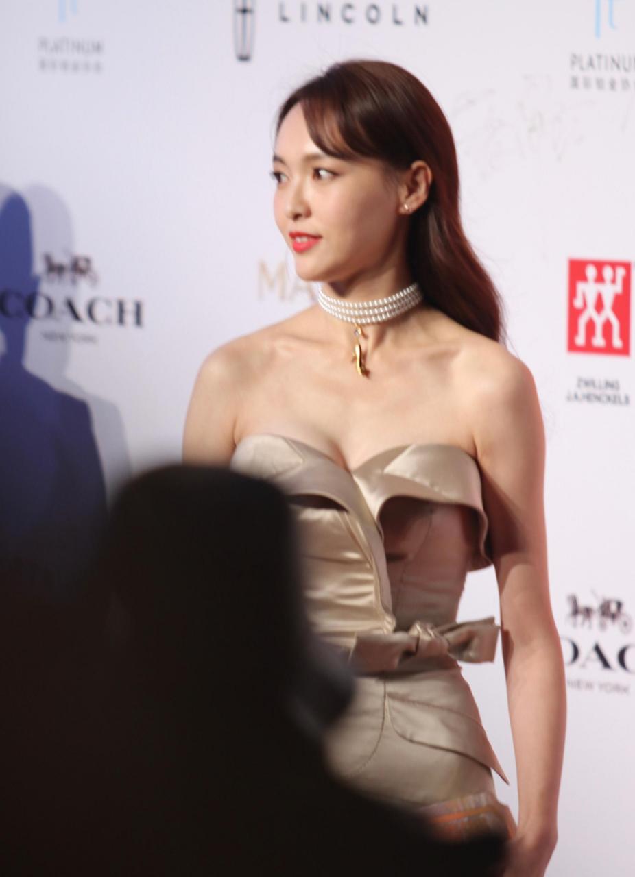 穿抹胸缎面礼服配三层珍珠项链,优雅不失贵气~ 37岁唐嫣当妈后更敢穿